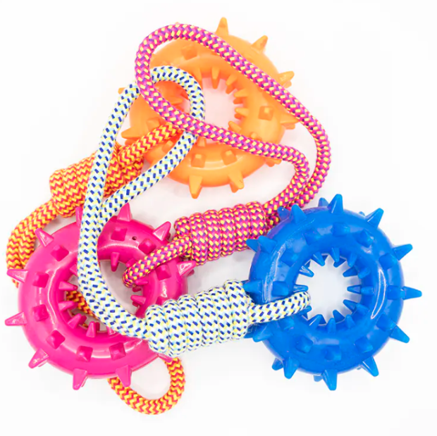ข้อดีของการออกแบบอุปกรณ์ของ Cotton Rope With Plastic Gear Dog Toy คืออะไร?